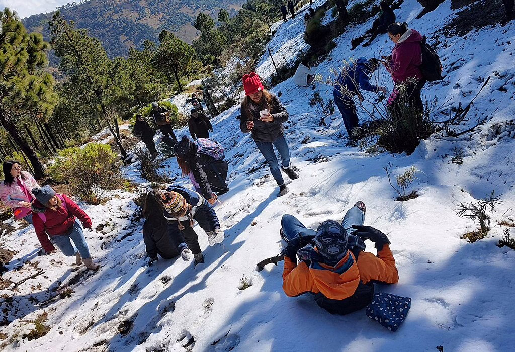 Snow in Mexico at the Pico de Orizaba slopes, people enjoying the winter landscape during a fun hike.