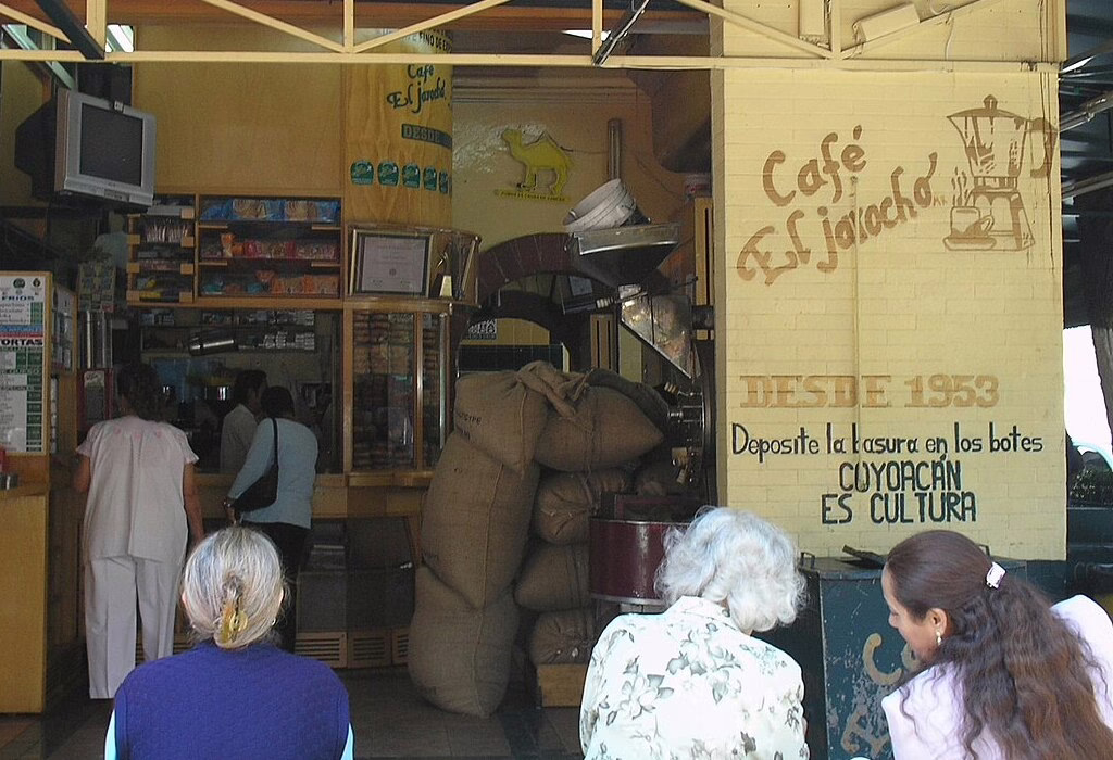 Persone sedute all'esterno del Cafe El Jarocho a Coyoacan, a Città del Messico, un caffè tradizionale amato dalla gente del posto e dai viaggiatori che visitano i quartieri storici.
