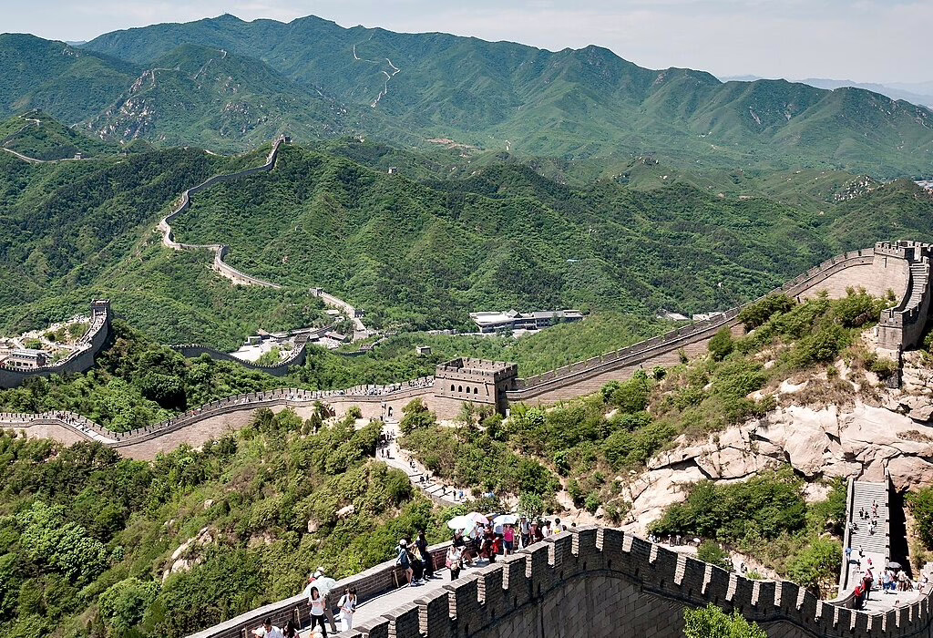 Great Wall of China Pictures: panoramic winding wall with visitors and green valleys at Badaling.