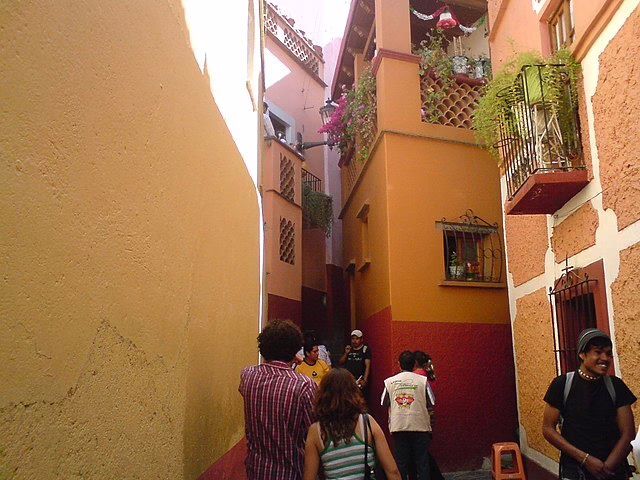 A narrow alley in Guanajuato (callejon del beso)