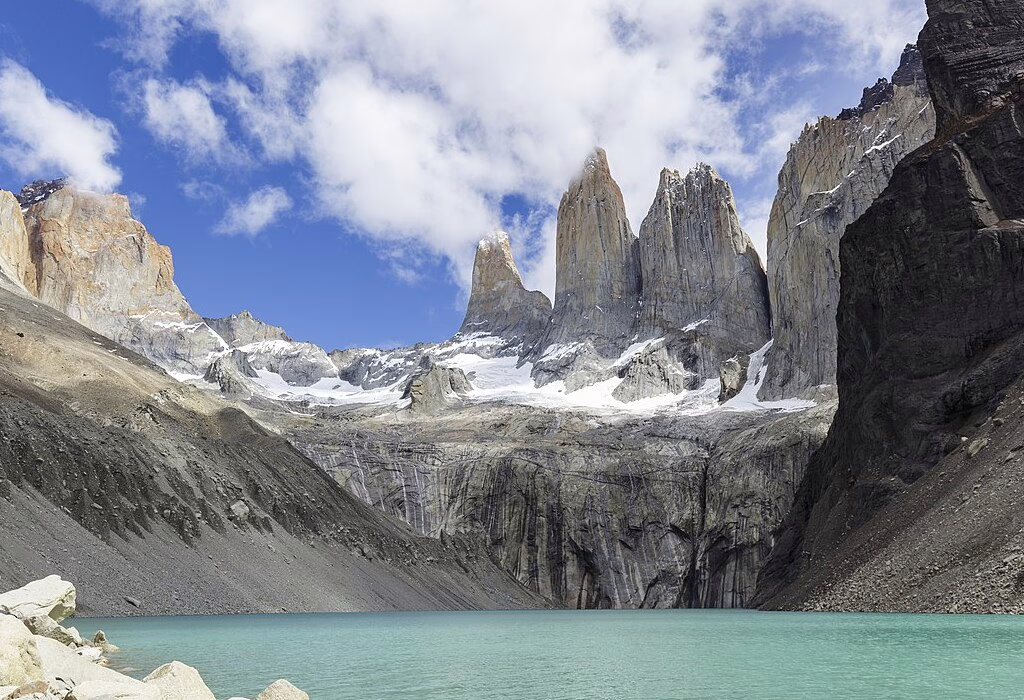 Le imponenti cime di Torres del Paine si ergono maestose, regalando momenti mozzafiato.