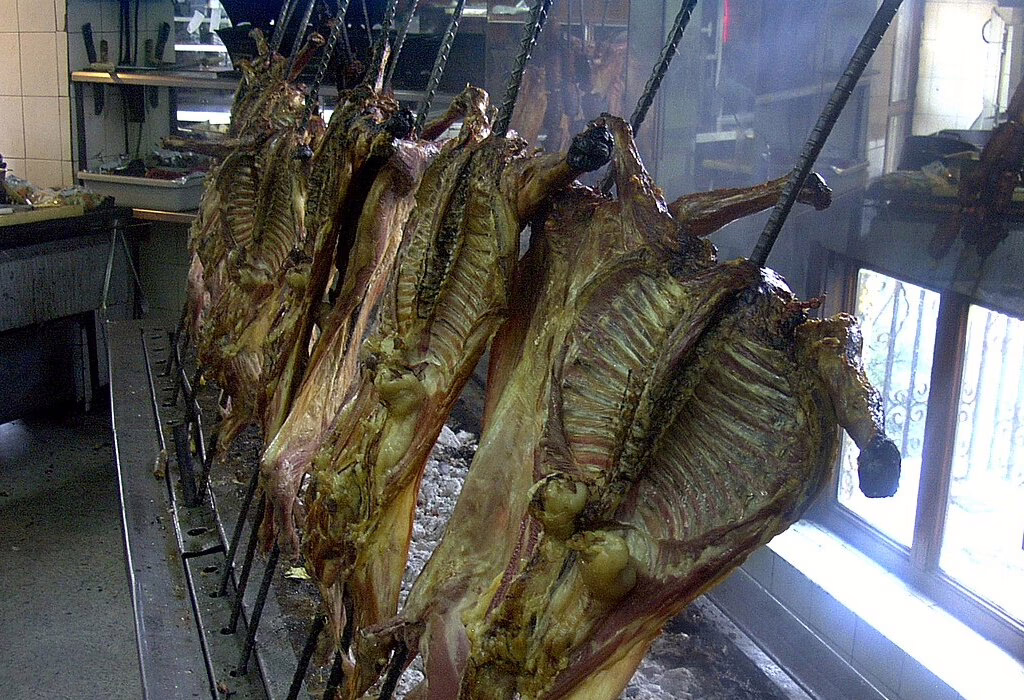 Tradicional cabrito assado no México, um prato cultural apreciado durante as comemorações da Copa do Mundo no México e em reuniões familiares locais.