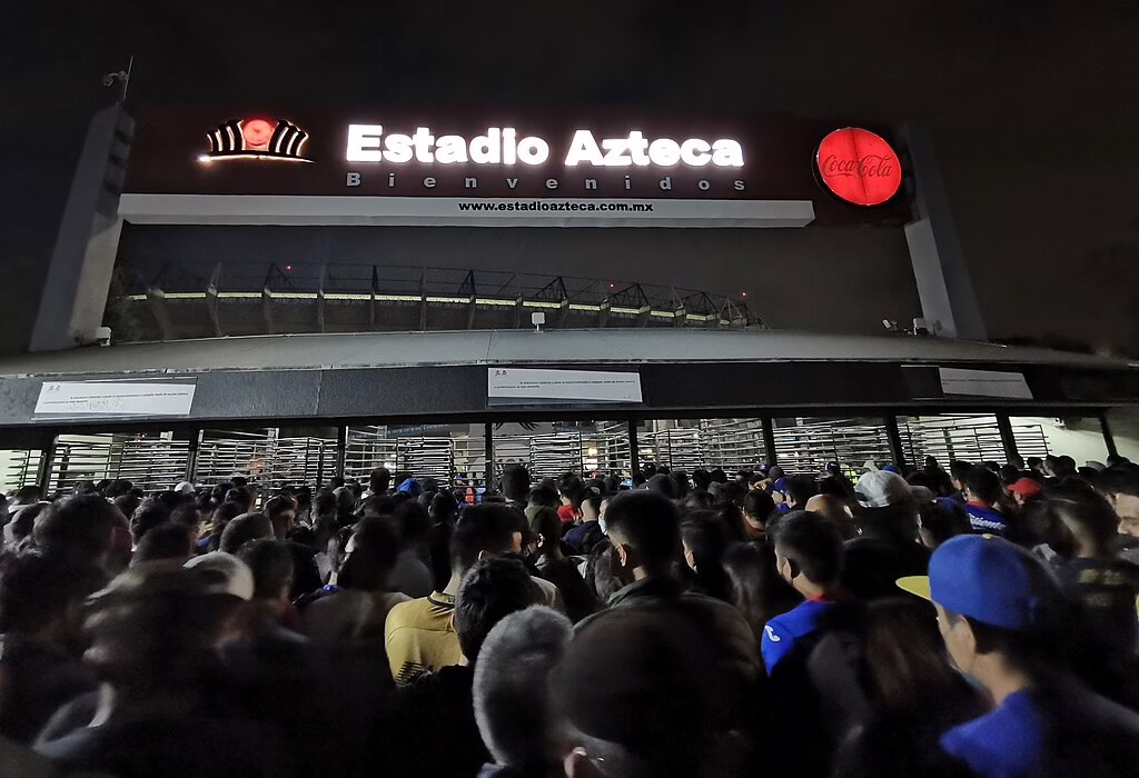 A multidão noturna entrando no Estádio Azteca, na Cidade do México, para um jogo da Copa do Mundo no México, cheia de emoção e entusiasmo