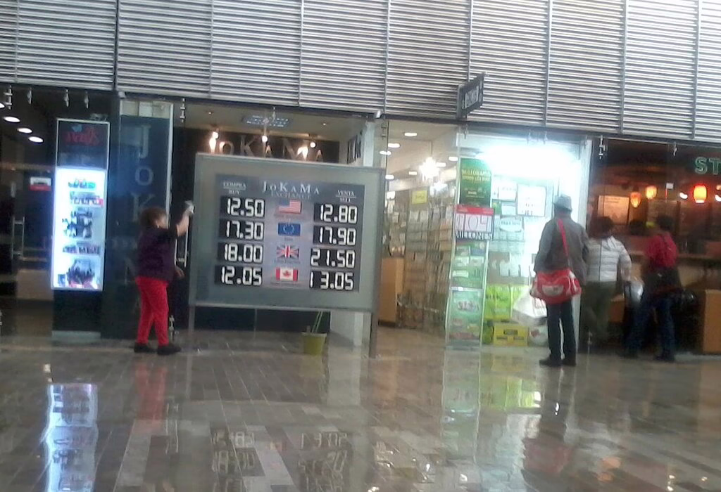 Eine Wechselkurstafel am Flughafen von Mexiko-Stadt mit Kursen für Reisende, die eine günstige Reise nach Mexiko planen.