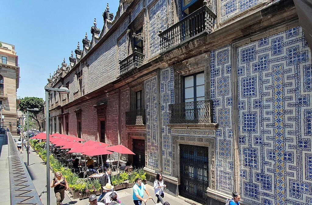 Die Fassade des Hauses der Fliesen in Mexiko-Stadt, ein schönes historisches Wahrzeichen für Reisende, die günstig nach Mexiko reisen möchten.