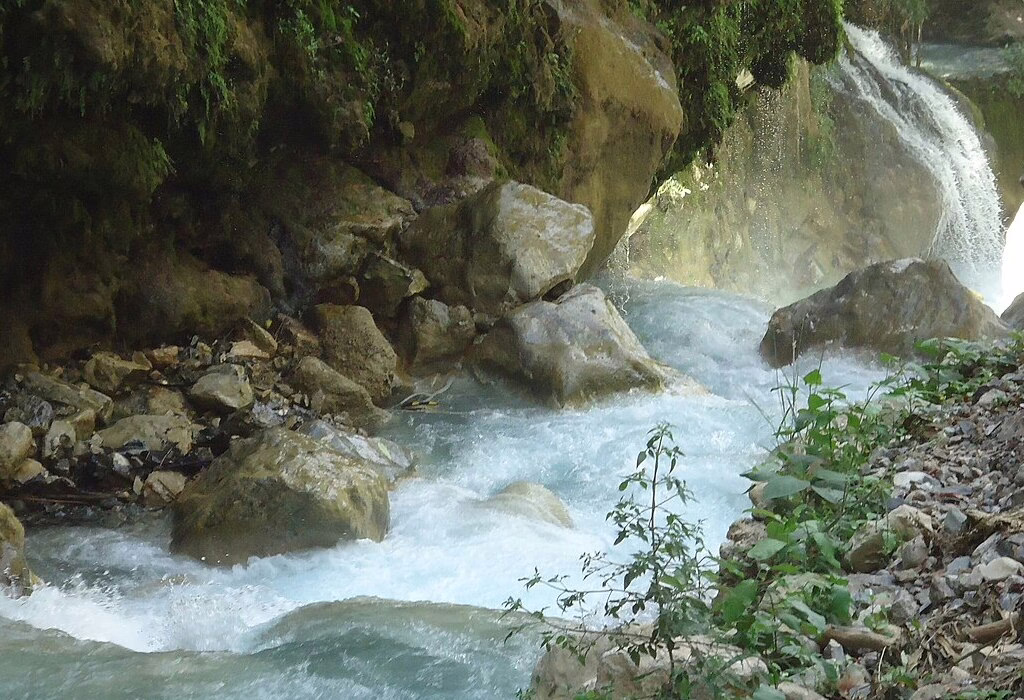 Close-up of the thermal river and small waterfalls in Tolantongo, a great choice for day trips from Mexico City.