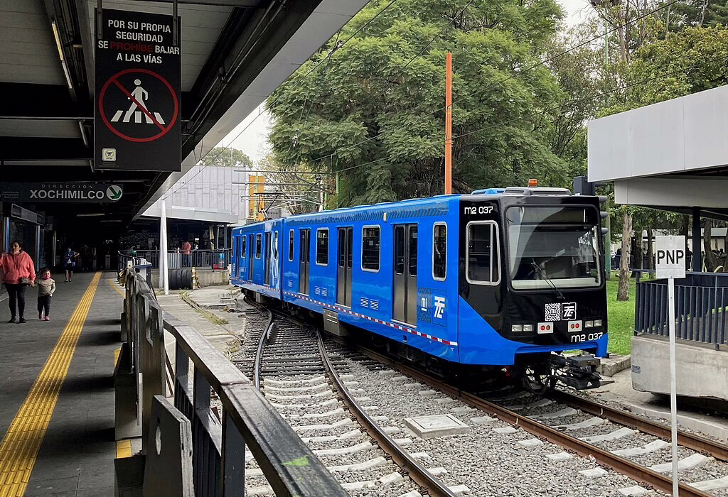 Blue Tren Ligero train arriving at a station towards Xochimilco.