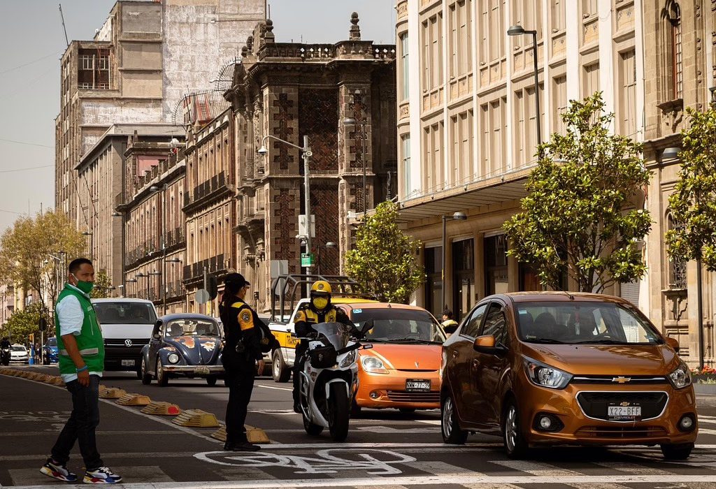 Traffic police and safety officers monitoring a street in Downtown CDMX, reinforcing why Mexico City is safe for tourists.