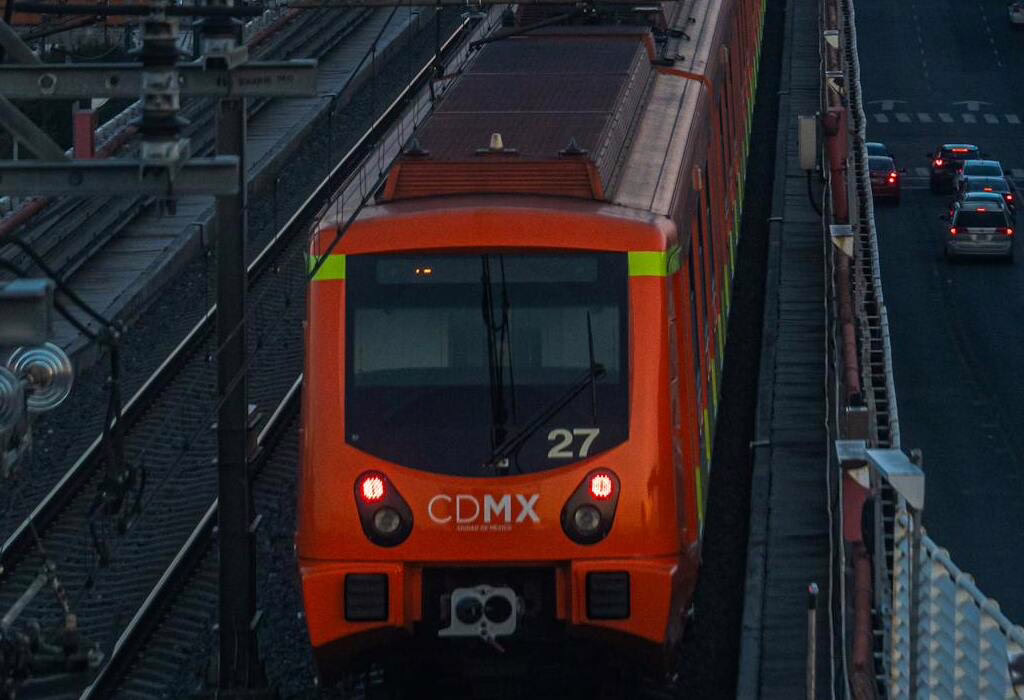 Ein orangefarbener Zug der Metro Mexiko-Stadt auf den Gleisen, die günstigste Möglichkeit, während der Fußballweltmeisterschaft nach Mexiko zu reisen.